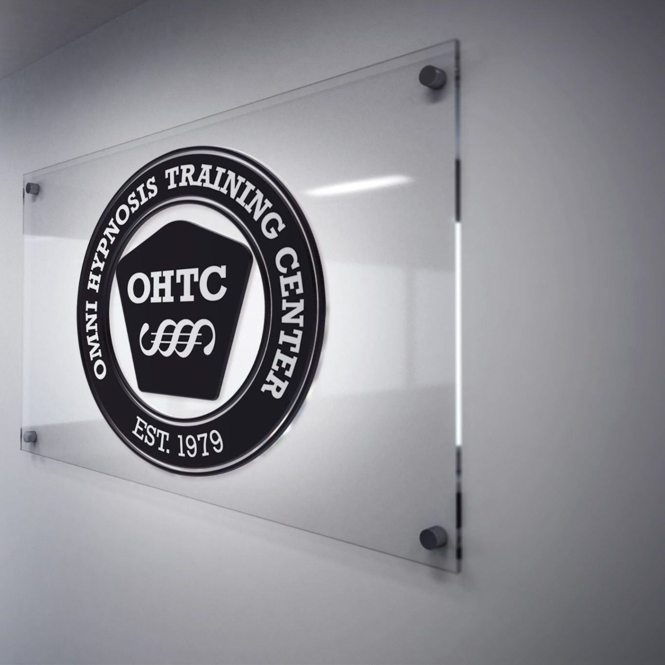 Logo des Omni Hypnosis Training Centers an einer Wand, Jahr 1978.